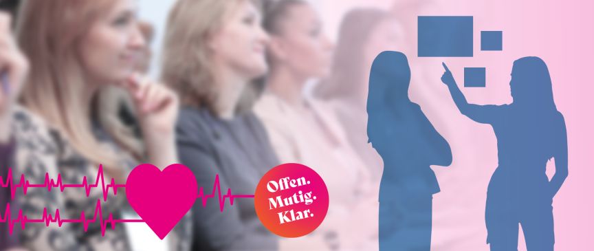 Frauen in Konferenz, Herzschlag-Logo, Silhouetten zweier Frauen bei Präsentation, Text: „Offen. Mutig. Klar."