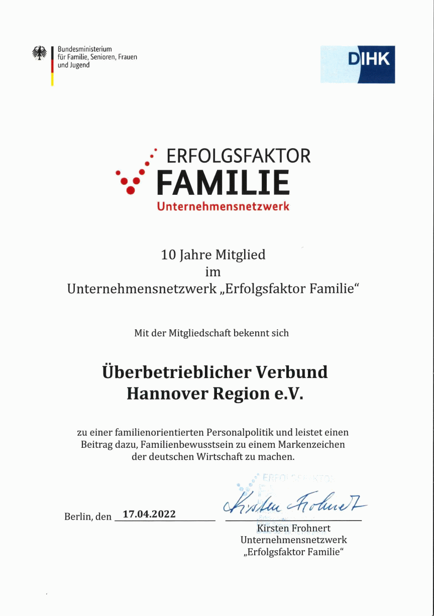 Urkunde: 10 Jahre Mitglied im Unternehmensnetzwerk „Erfolgsfaktor Familie" für Überbetrieblicher Verbund Hannover Region e.V., 2022.